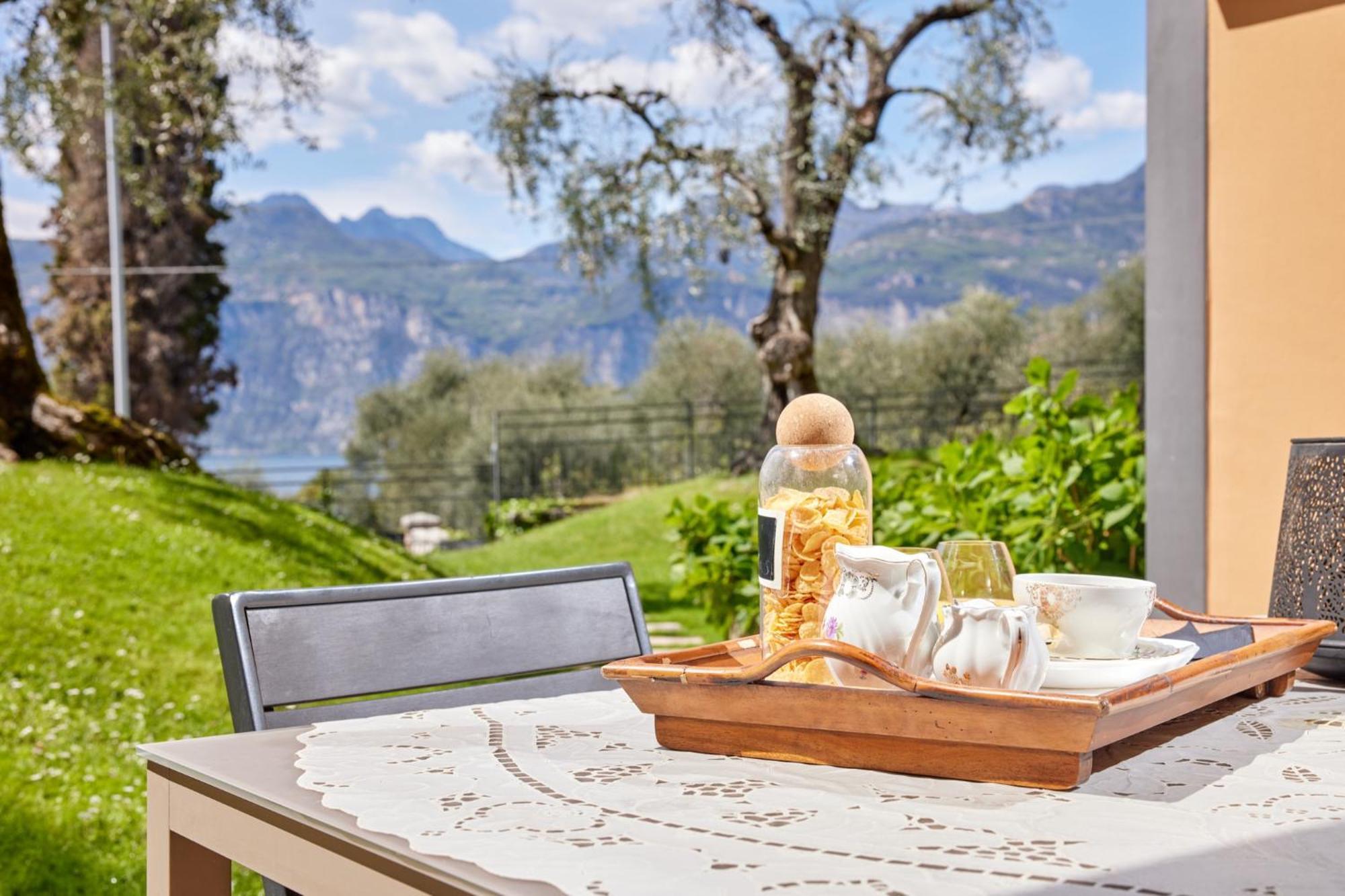 Callalillyjardin Malcesine Bagian luar foto