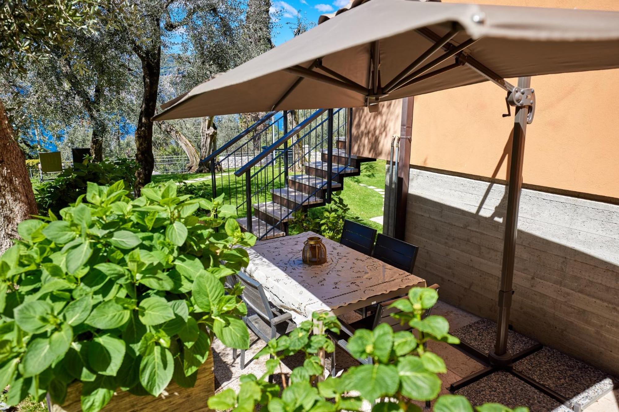 Callalillyjardin Malcesine Bagian luar foto