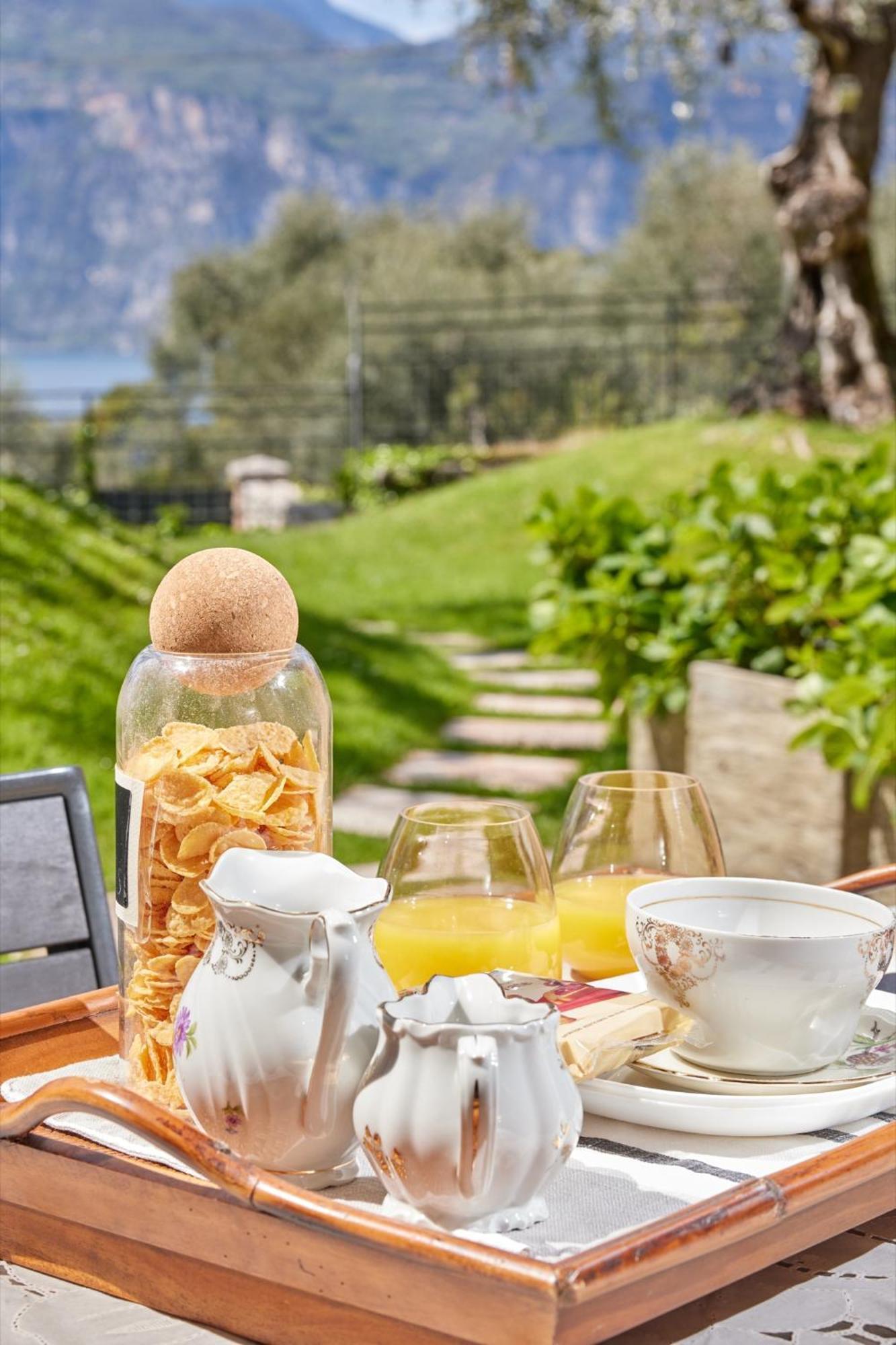 Callalillyjardin Malcesine Bagian luar foto