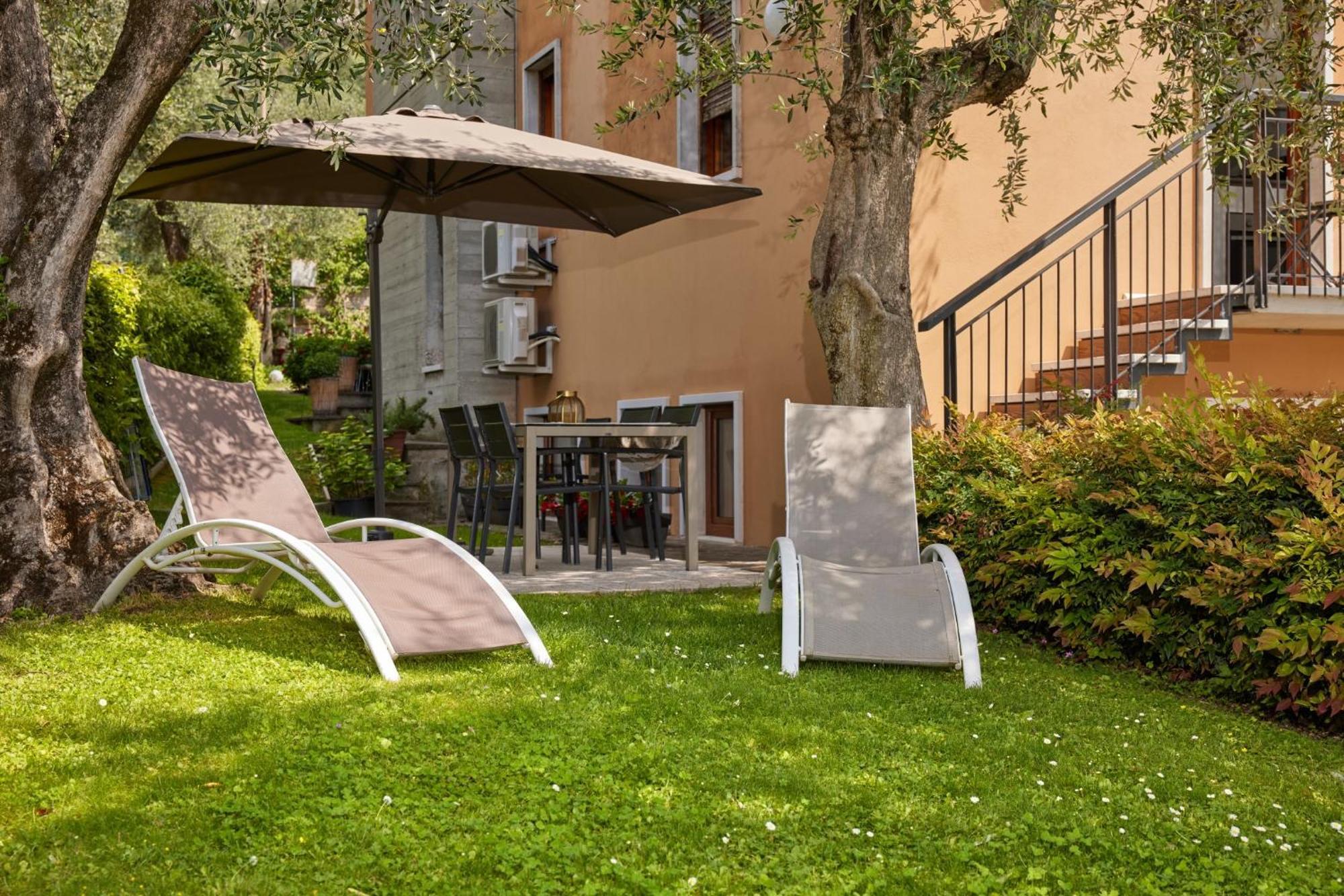 Callalillyjardin Malcesine Bagian luar foto