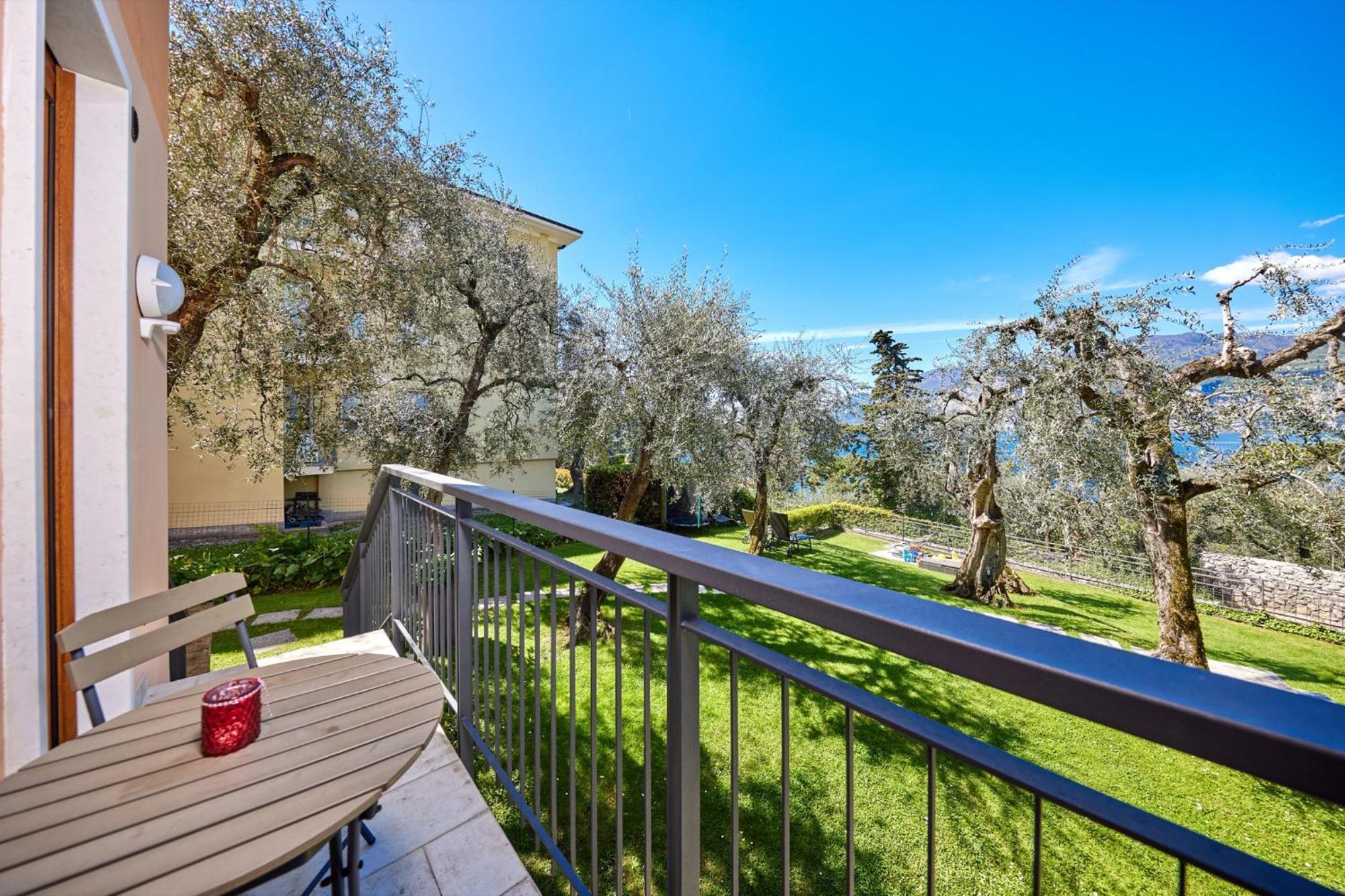 Callalillyjardin Malcesine Bagian luar foto