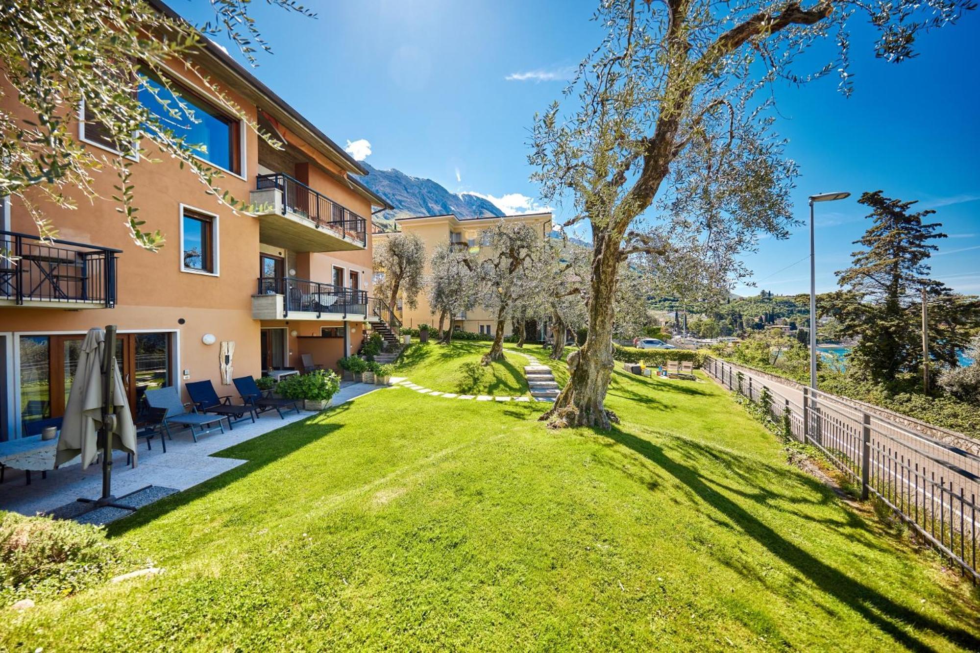 Callalillyjardin Malcesine Bagian luar foto