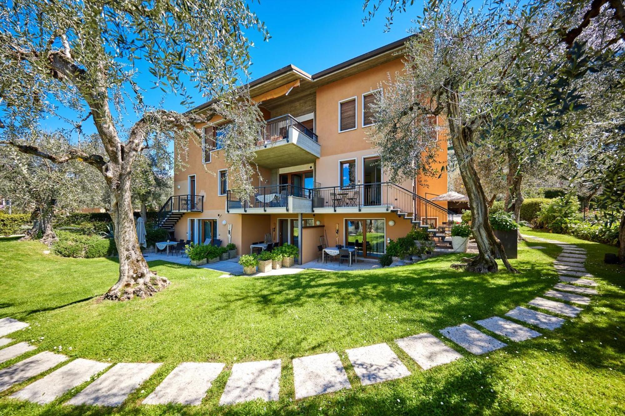 Callalillyjardin Malcesine Bagian luar foto
