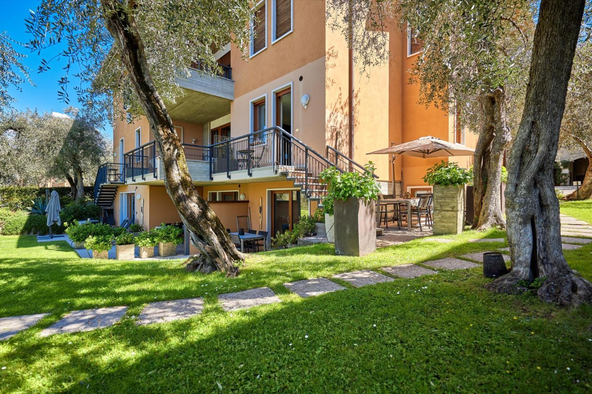 Callalillyjardin Malcesine Bagian luar foto