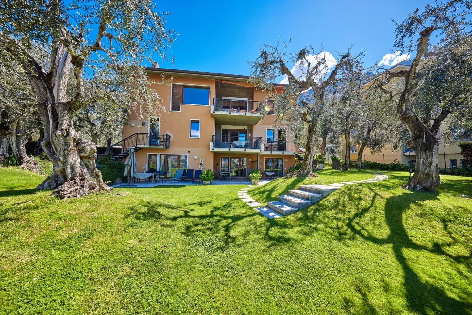 Callalillyjardin Malcesine Bagian luar foto