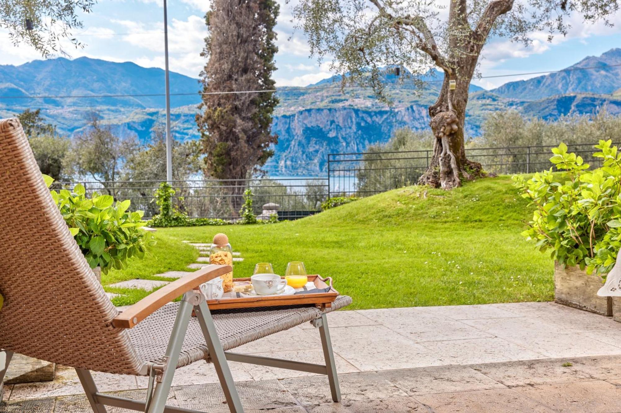 Callalillyjardin Malcesine Bagian luar foto